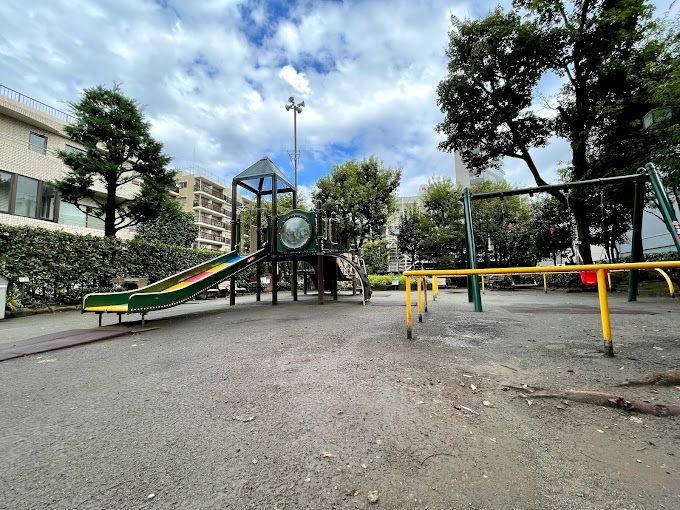近くの南青山六丁目児童遊園まで177m（徒歩3分）