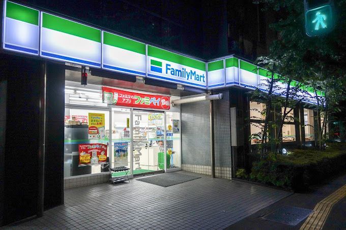 近くのファミリーマート 江戸川橋駅西店まで202m（徒歩3分）