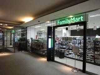 近くのファミリーマート メトロ外苑前店まで224m（徒歩3分）