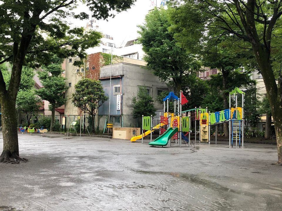 近くの小島公園まで295m（徒歩4分）