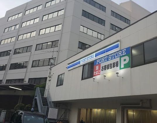 近くのローソン ポートストア海岸店まで92m（徒歩2分）