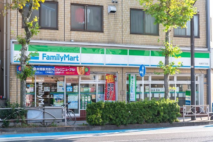 近くのファミリーマート 向島四丁目店まで180m（徒歩3分）