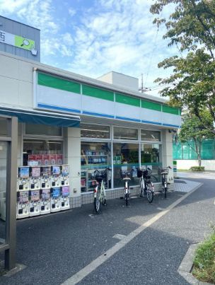 近くのファミリーマート 西葛西小学校前店まで442m（徒歩6分）