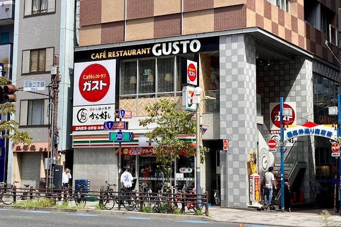 近くのガスト 三田慶応大学前店(から好し取扱店)まで76m（徒歩1分）