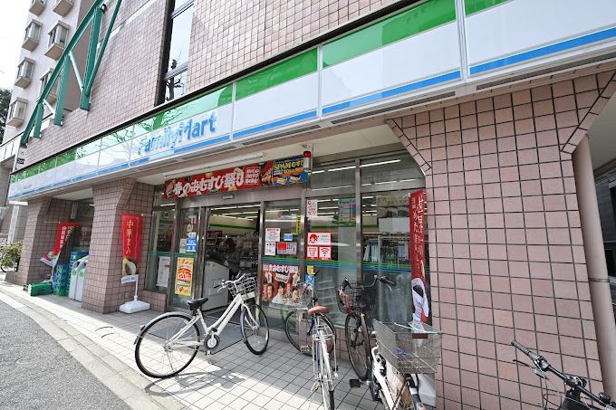 近くのファミリーマート 神田佐久間町店まで121m（徒歩2分）