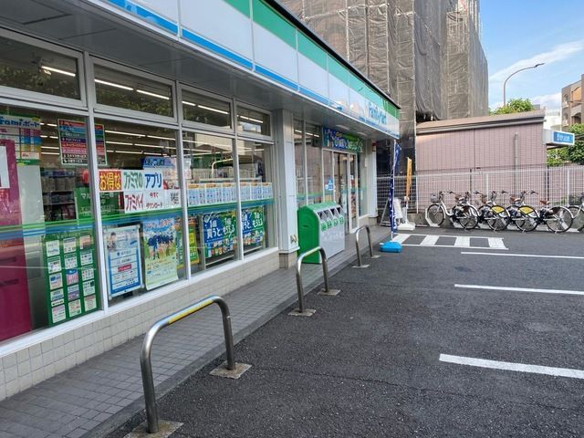 近くのファミリーマート 三ツ沢上町駅前店まで214m(徒歩3分)