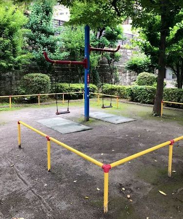 近くの西麻布二丁目児童遊園まで180m（徒歩3分）