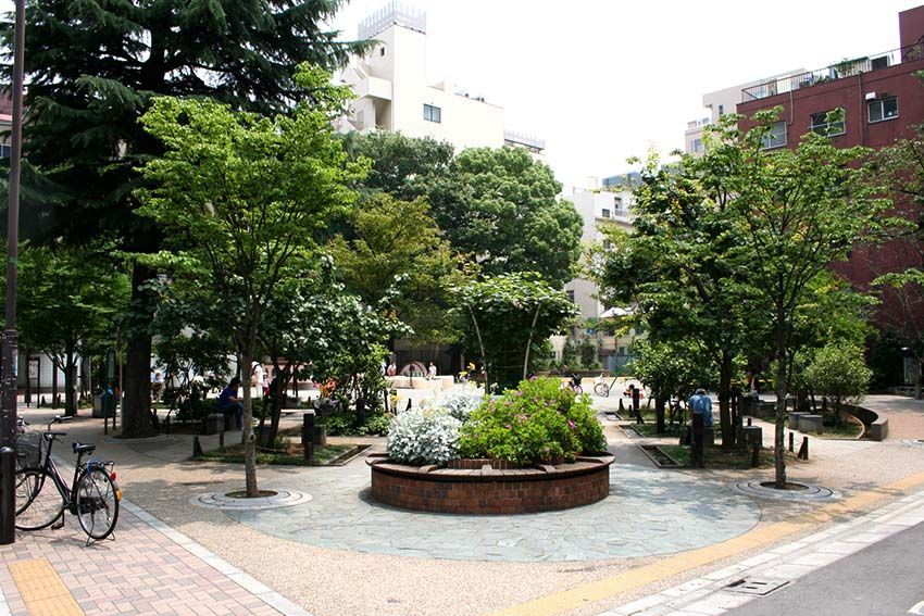近くの西神田公園まで261m（徒歩4分）