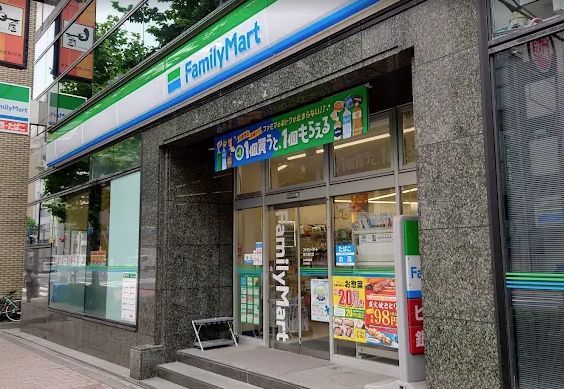 近くのファミリーマート 専大通り店まで85m（徒歩2分）