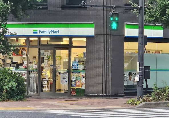 近くのファミリーマート 湯島一丁目店まで90m（徒歩2分）