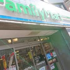 近くのファミリーマート 南麻布四丁目店まで134m（徒歩2分）