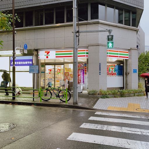 近くのコンビニまで93m（徒歩2分）