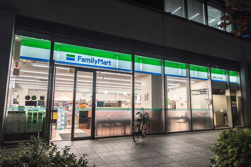 近くのファミリーマート 晴海二丁目/S店まで104m（徒歩2分）