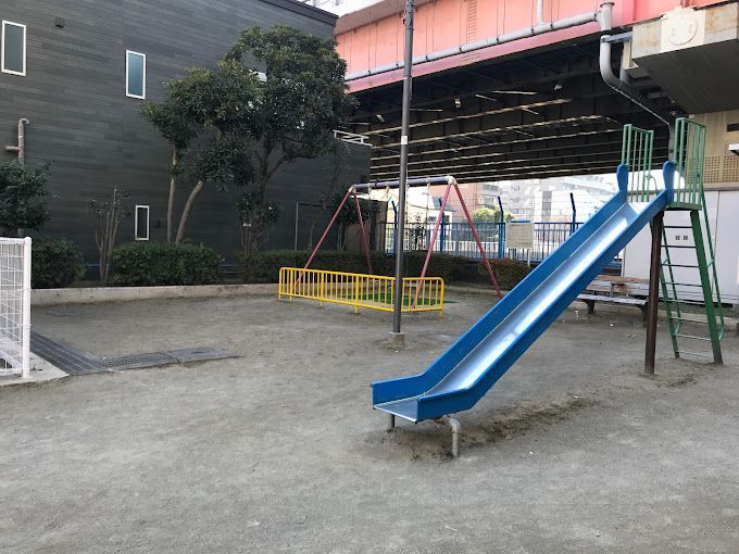 近くのきくはな児童遊園まで221m（徒歩3分）