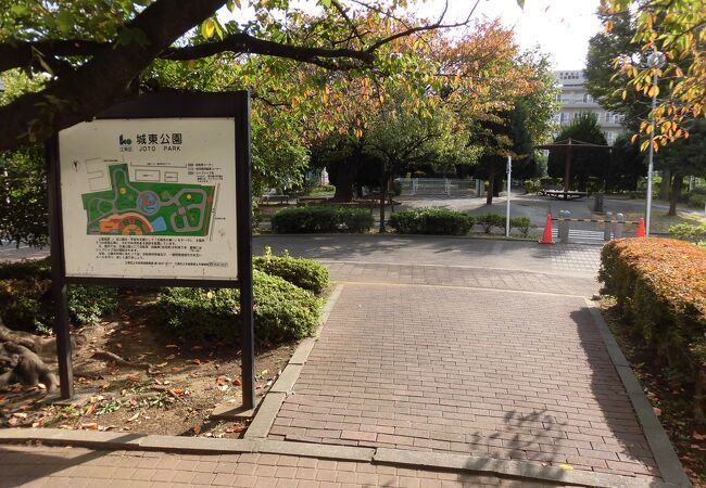 近くの城東公園まで451m（徒歩6分）