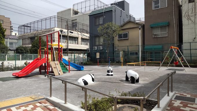 近くの堤児童公園まで180m（徒歩3分）