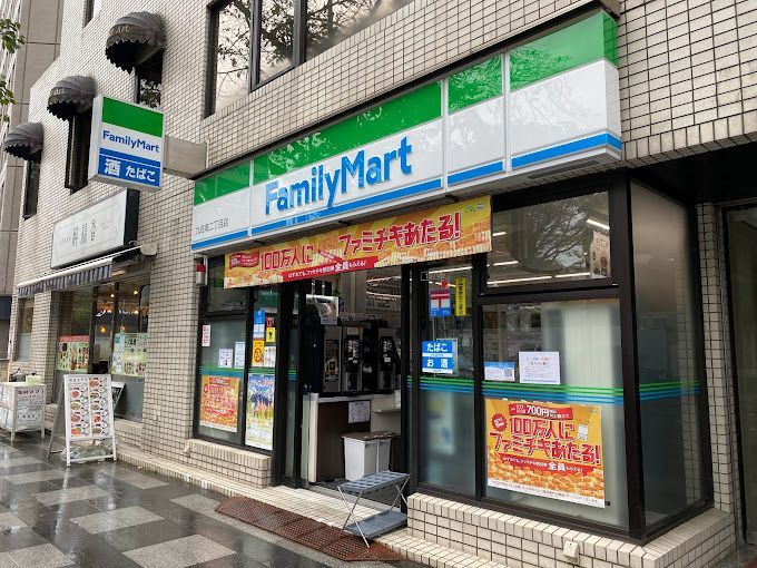 近くのファミリーマート 九段南二丁目店まで50m（徒歩1分）