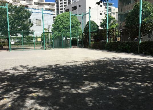 近くの小関公園まで84m(徒歩2分)