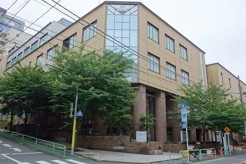 近くの麹町区民館まで665m（徒歩9分）