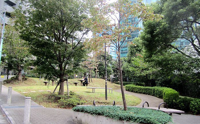 近くの六本木坂上児童遊園まで252m（徒歩4分）