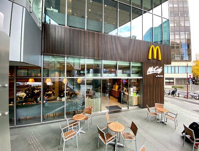 近くのマクドナルド 六本木ヒルズ店まで569m（徒歩8分）