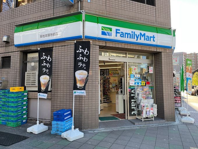 近くのファミリーマート 築地本願寺前店まで79m（徒歩1分）