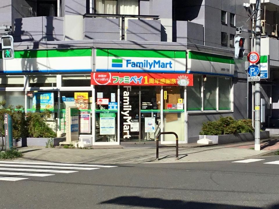 近くのコンビニまで38m（徒歩1分）