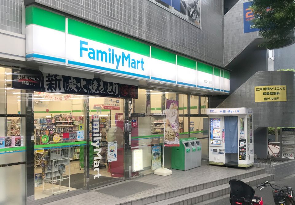近くのファミリーマート 関口一丁目店まで132m（徒歩2分）