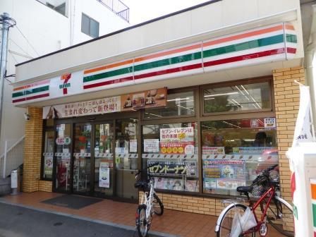 近くのセブンイレブン 世田谷駒沢大学駅西店まで56m（徒歩1分）