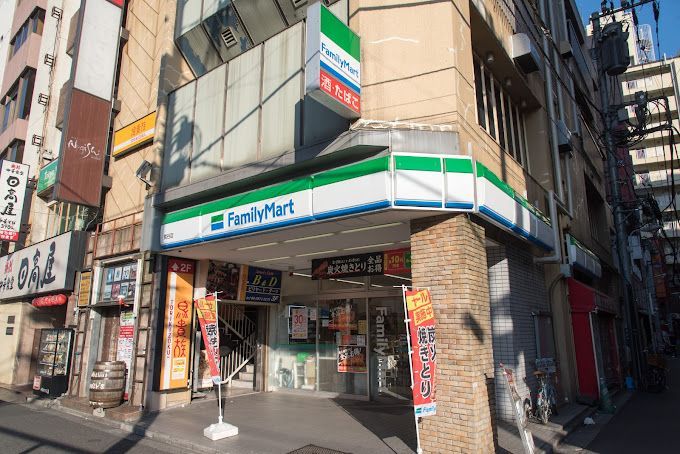 近くのファミリーマート 鴬谷店まで122m（徒歩2分）