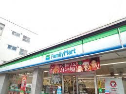 近くのファミリーマート 足立綾瀬三丁目店まで12m（徒歩1分）