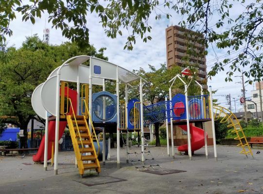 近くの南大井三丁目児童遊園まで114m(徒歩2分)