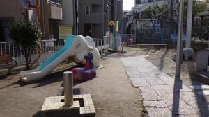 近くの香取児童遊園まで84m（徒歩2分）