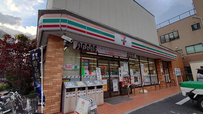 近くのコンビニまで164m（徒歩3分）