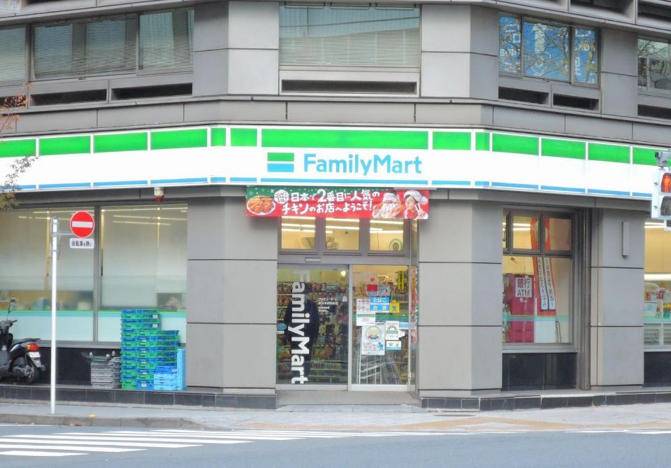 近くのファミリーマート 新日本橋駅前店まで137m（徒歩2分）