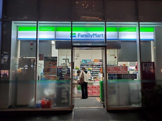 近くのファミリーマート 秋葉原駅中央口前店まで162m(徒歩3分)