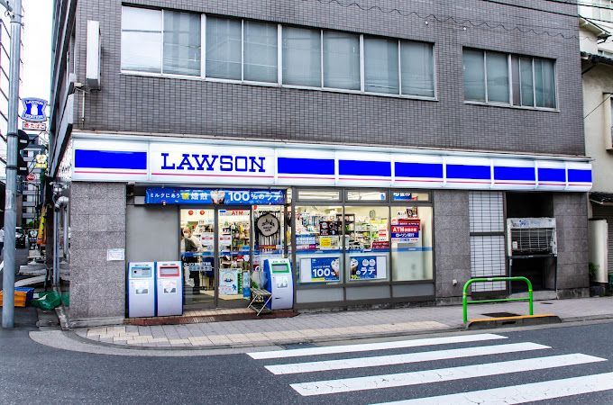 近くのローソン 麹町二丁目店まで150m（徒歩2分）