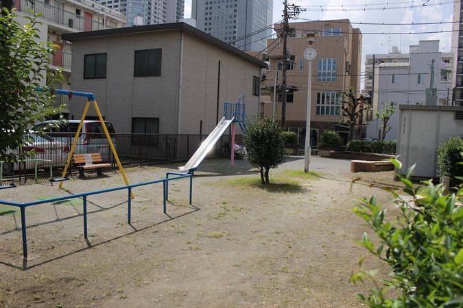 近くのあかしや児童遊園まで551m（徒歩7分）