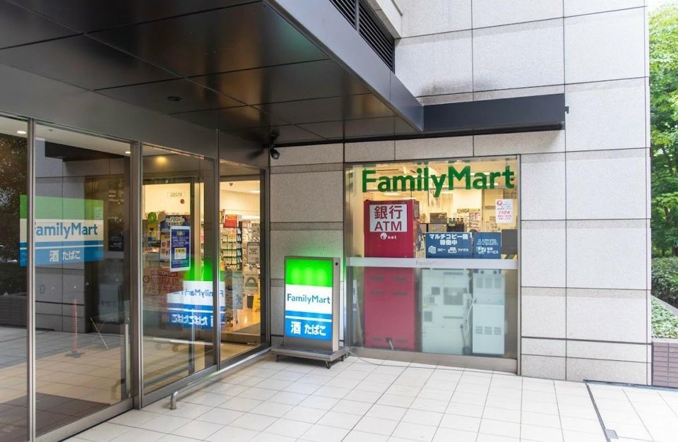 近くのファミリーマート グローバルフロントタワー店まで127m（徒歩2分）
