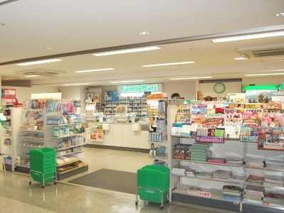 近くのファミリーマート 伊藤忠ビル店まで198m（徒歩3分）