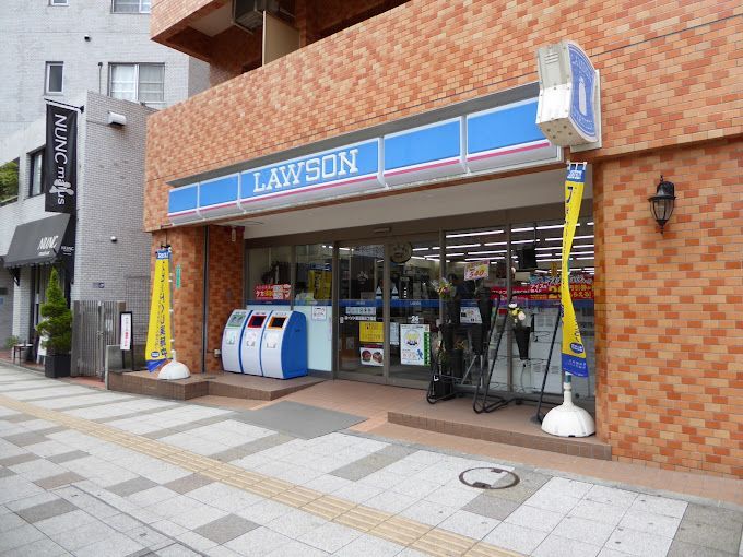 近くのローソン 港三田三丁目店まで50m（徒歩1分）