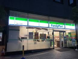 近くのファミリーマート 三田一丁目店まで221m（徒歩3分）