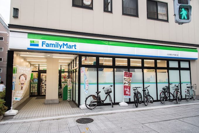 近くのファミリーマート 小伝馬町大門通り店まで128m（徒歩2分）