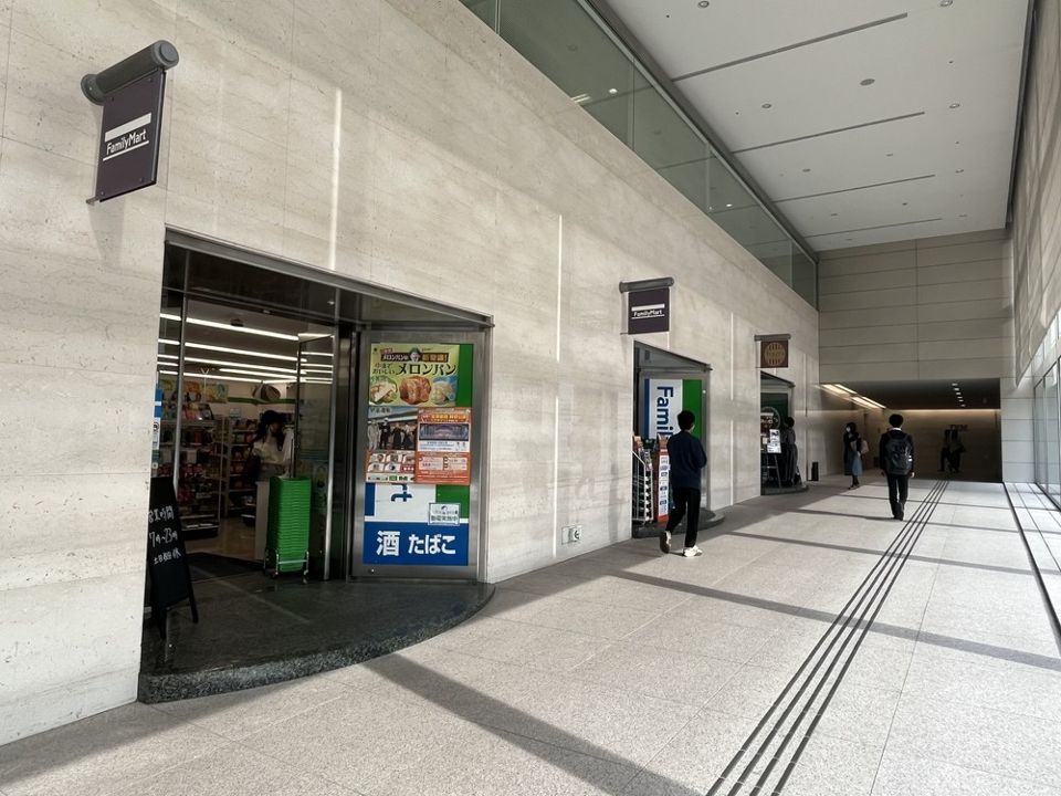 近くのファミリーマート MSH日本橋箱崎ビル店まで235m（徒歩3分）