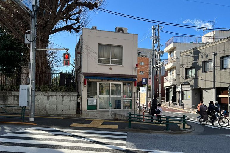 近くの駒込警察署動坂交番まで138m（徒歩2分）