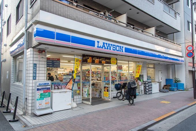 近くのコンビニまで238m（徒歩3分）