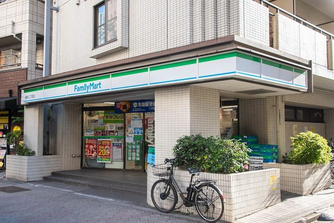 近くのファミリーマート 根岸二丁目店まで33m（徒歩1分）