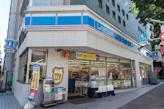 近くのローソン 新富一丁目店まで88m（徒歩2分）