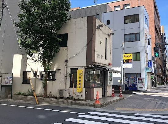 近くの久松警察署問屋橋交番まで108m（徒歩2分）