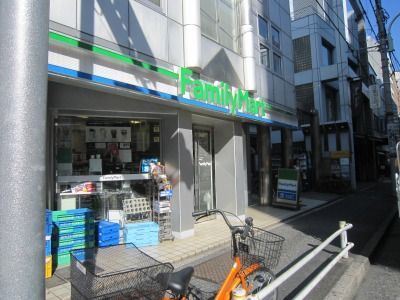 近くのファミリーマート 南青山六丁目店まで109m（徒歩2分）
